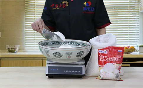 称量面粉,做馒头用那种面粉