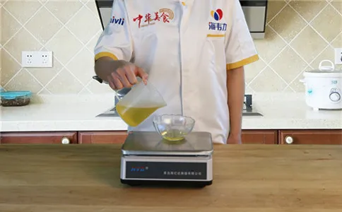 称量食用油 称量食用油