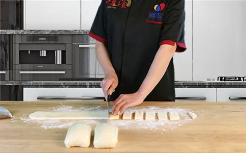切成相同的条形 切成相同的条形