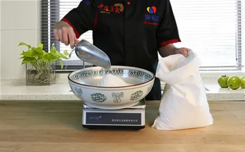 称量面粉