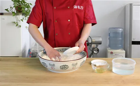 把膨松剂加入面粉中 把膨松剂加入面粉中
