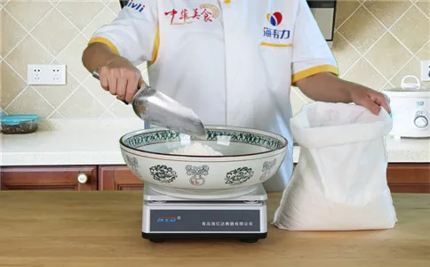 手工馒头的制作要点,称量面粉