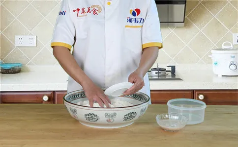 倒入馒头泡打粉