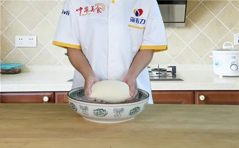 手工馒头的制作要点,光滑的面团