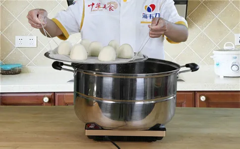 手工馒头的制作要点,放入笼锅