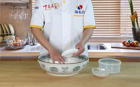 把馒头泡打粉与面粉混匀