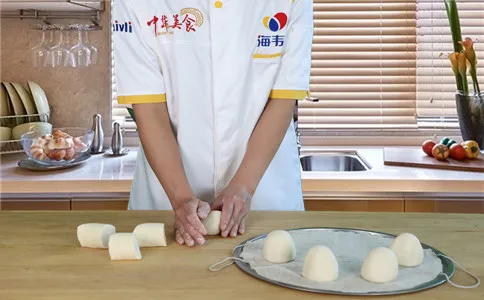 揉成圆馒头状