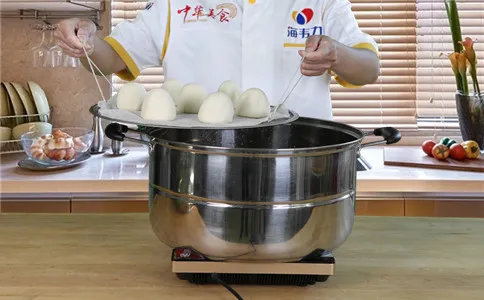 把馒头放入蒸锅