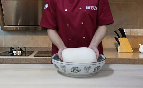 发面千层饼发酵泡打粉的使用说明,和成光滑的面团