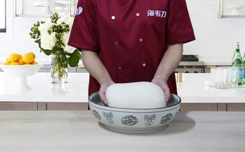 鸭油酥烧饼发酵泡打粉的使用说明,和成面团