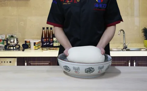 发面馅饼发酵泡打粉的使用说明,和成光滑的面团