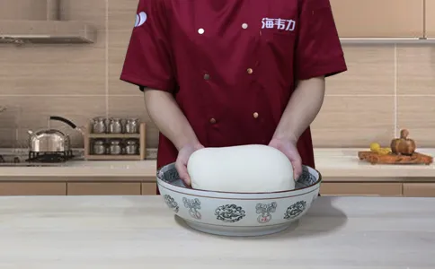 肉夹馍面饼发酵泡打粉的的使用说明,和成光滑的面团