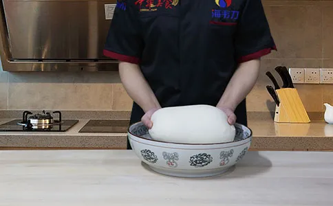 发面烤饼发酵泡打粉的使用说明,和成光滑的面团