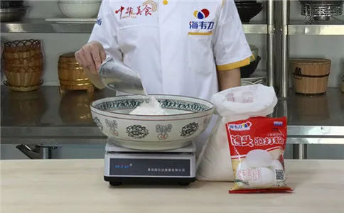 彩虹馒头泡打粉,称量面粉