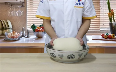 黄豆面馒头泡打粉的使用说明,和成光滑的面团