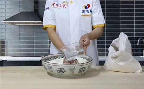 鸡蛋馒头泡打粉的使用说明,和面