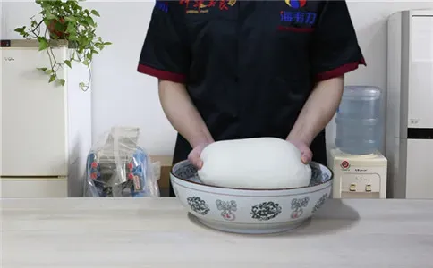 老面馒头泡打粉的使用说明,和成光滑的面团