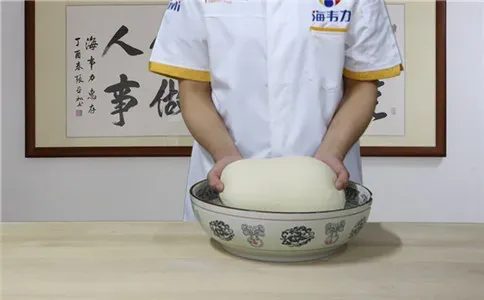 米馒头泡打粉的使用说明,和成光滑的面团
