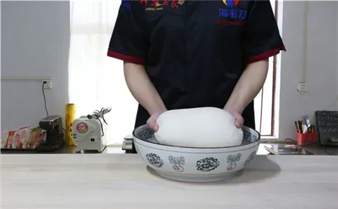 奶香馒头泡打粉的使用说明,和成光滑的面团