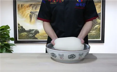 双色馒头泡打粉的使用说明,和成光滑的面团