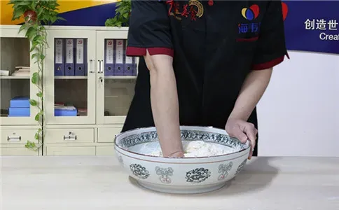 兔子馒头泡打粉的使用说明,和成光滑的面团