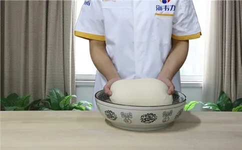 小笼包泡打粉的使用说明,和成光滑的面团