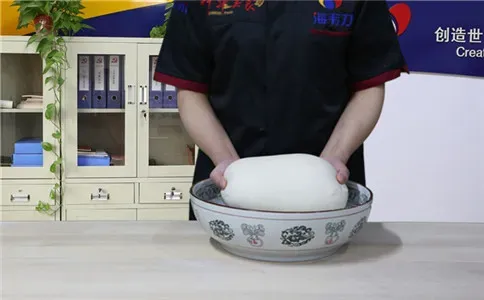 水煎包泡打粉的使用说明,和成光滑的面团