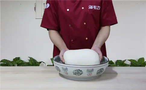 速冻包子泡打粉的使用说明,和成光滑的面团