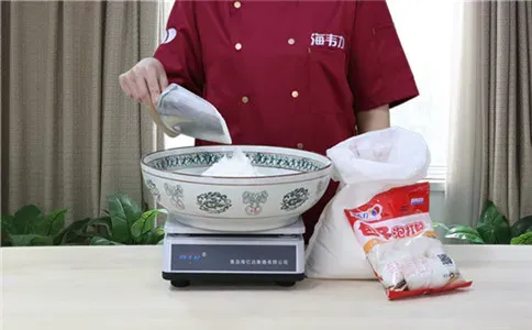 糖三角泡打粉的使用说明,称量面粉