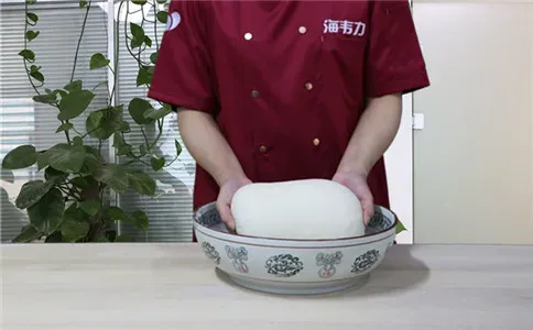 手工馒头泡打粉的使用说明,和成光滑的面团