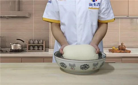 红糖馒头泡打粉的使用说明,和成光滑的面团
