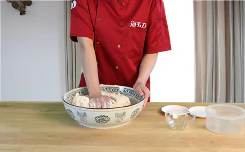 速冻油条膨松剂的使用说明,加水和面     
