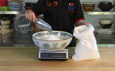筷子油条膨松剂的使用说明,称量面粉 筷子油条膨松剂的使用说明,称量面粉