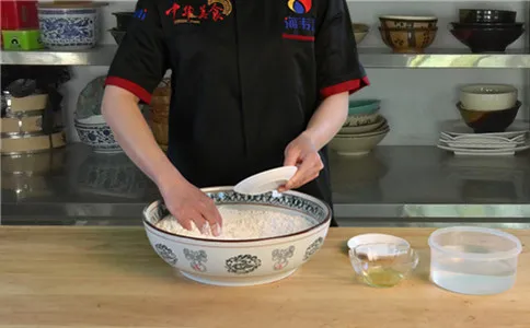 筷子油条膨松剂的使用说明,加水和面 筷子油条膨松剂的使用说明,加水和面