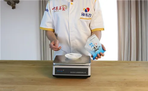 板面增筋剂的使用说明,称量食盐