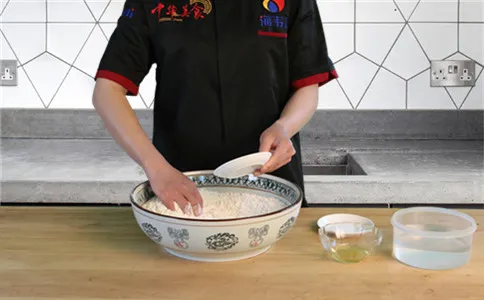 把膨松剂散在面粉中混合