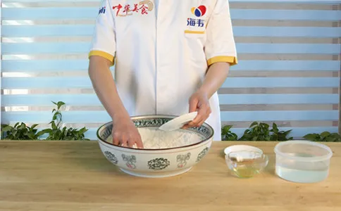 把膨松剂加入面粉中