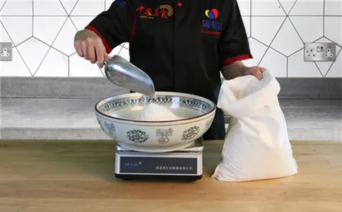 称量面粉 称量面粉