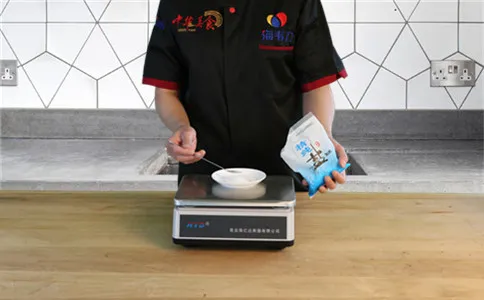 称量食盐 称量食盐