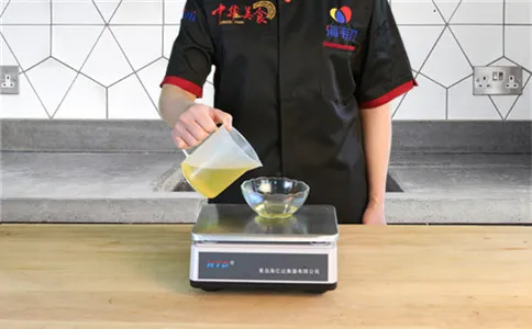 称量食用油 称量食用油