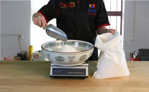 称量面粉 称量面粉