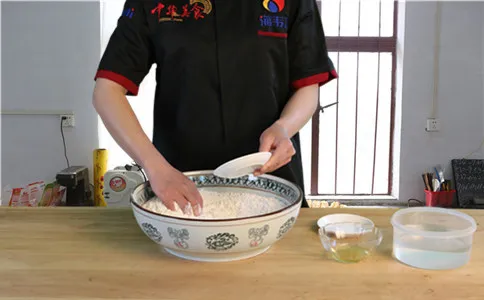 把膨松剂散在面粉中混合 把膨松剂散在面粉中混合