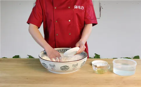 把膨松剂加入面粉中 把膨松剂加入面粉中