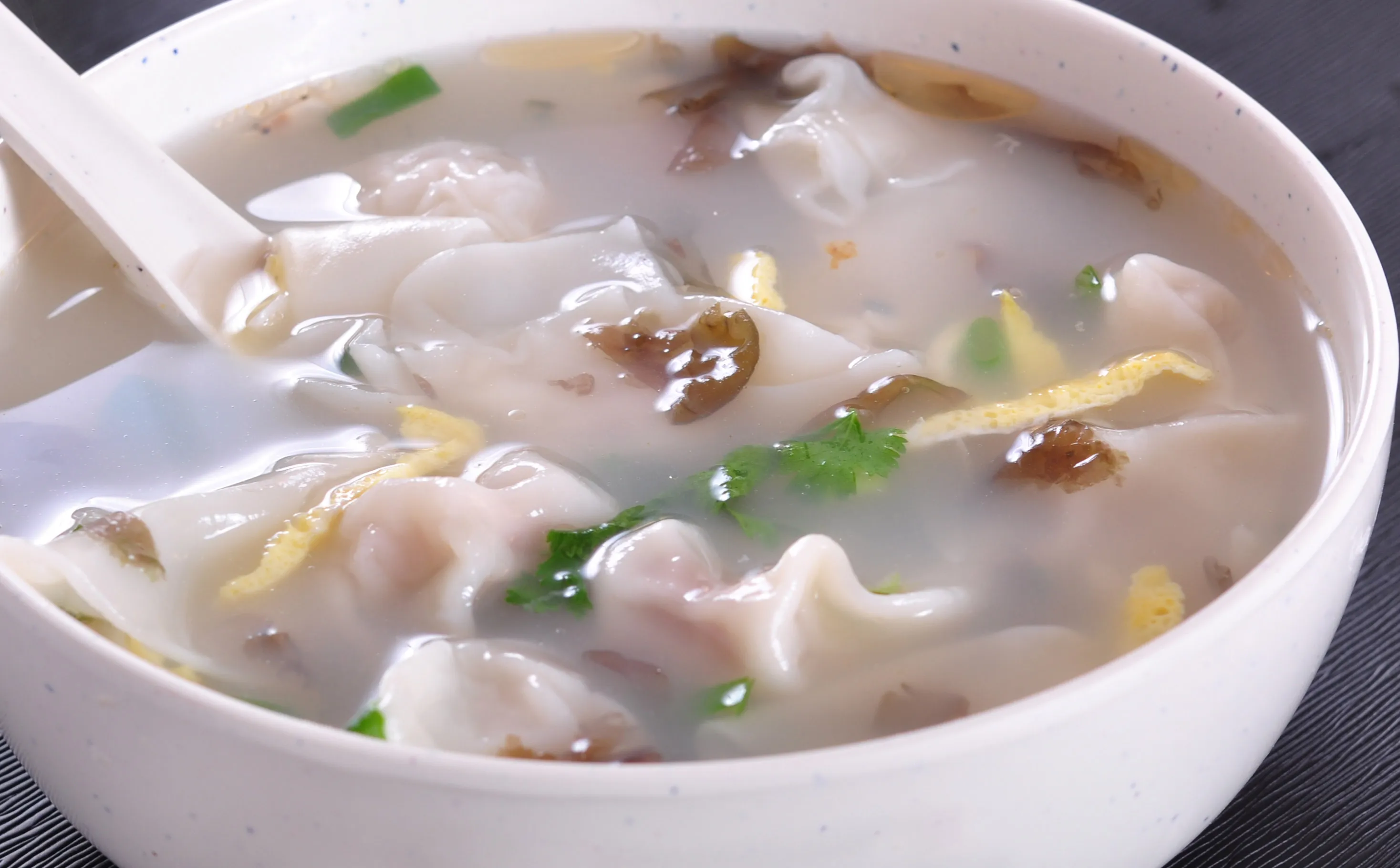 鸡汤萝卜苗猪肉馄饨的做法