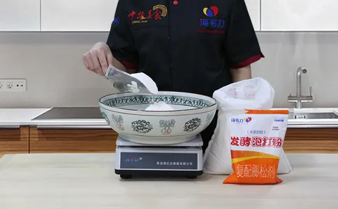 白面发糕发酵泡打粉的使用方法,称量面粉