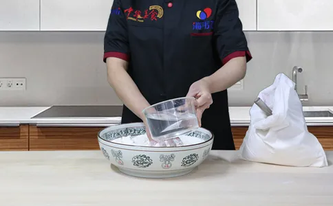 白面发糕发酵泡打粉的使用方法,加入水