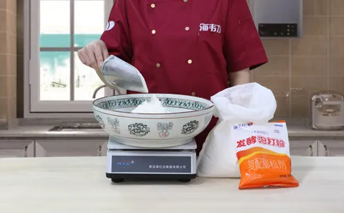 发面千层饼发酵泡打粉的使用方法,称量面粉