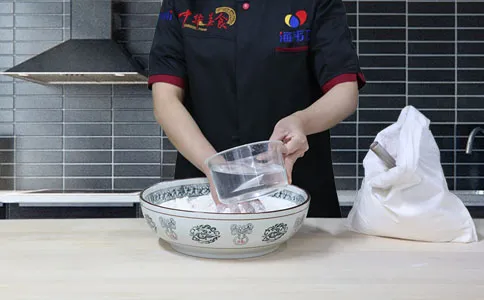 荷叶饼发酵泡打粉的使用方法,加水和面
