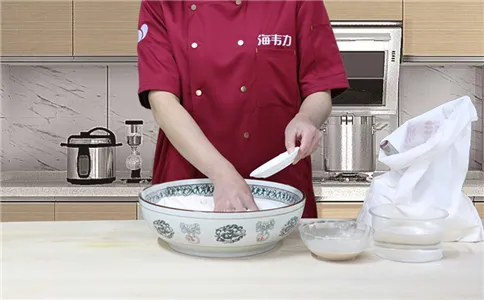 披萨面饼发酵泡打粉的使用方法,加入食盐和白糖