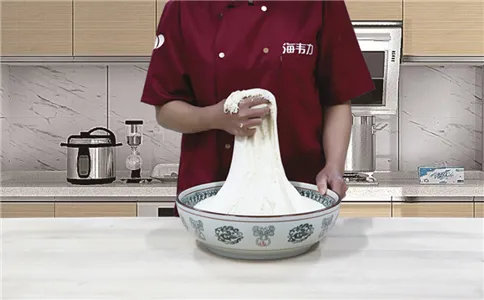 披萨面饼发酵泡打粉的使用方法,发好的面团呈蜂窝状